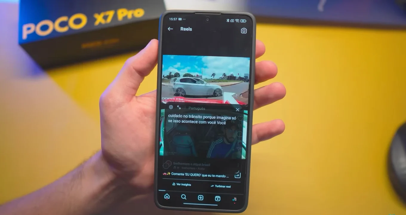 Hand holding a Xiaomi smartphone displaying an Instagram Reels video with AI-generated automatic captions in Portuguese.