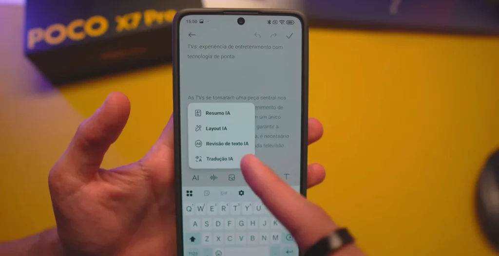 Hands typing on a Xiaomi smartphone with a floating menu of "AI Summary", "AI Layout", "AI Proofreading" and "AI Translation" open over a text in Portuguese.