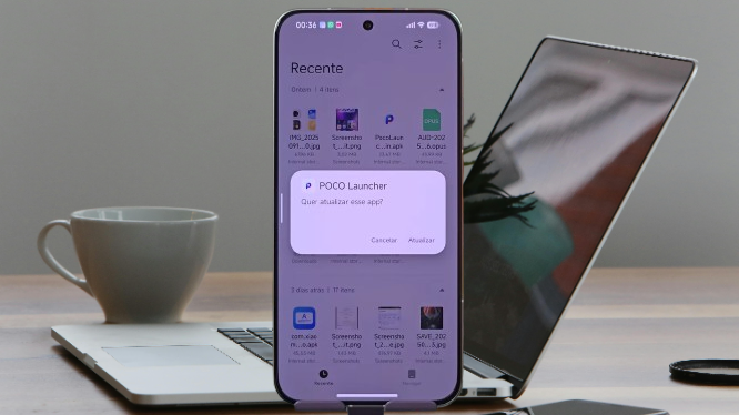 New Poco Launcher update highlighted on the screen of a Xiaomi smartphone, showing the option to update the app directly.