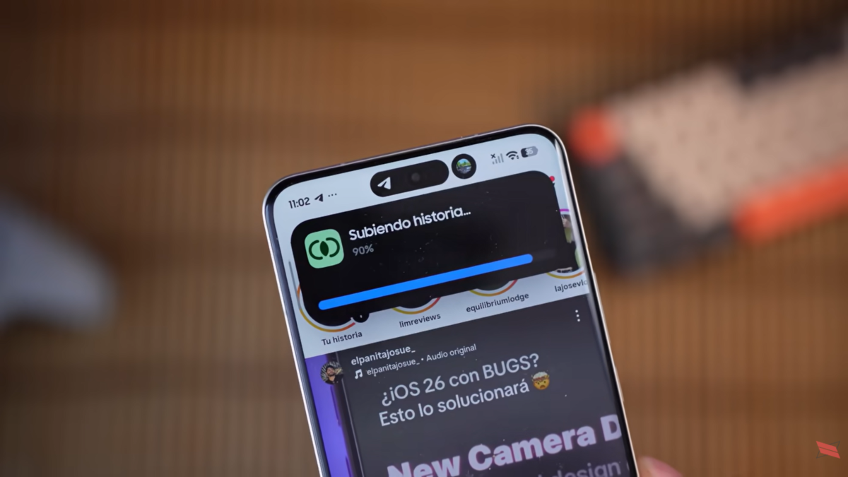 Xiaomi smartphone showing the ilha dinâmica do HyperOS 3.1 at the top of the screen, displaying an interactive notification bar with real-time app progress and system animations.